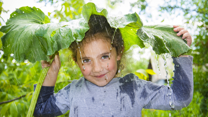 Đảo Sakhalin có khoảng 500.000 người sinh sống và chỉ tập trung duy nhất ở thành phố Yuzho-Sakhalinsk, còn lại diện tích của đảo là khu bảo tồn động, thực vật cũng như phát triển khu du lịch sinh thái.