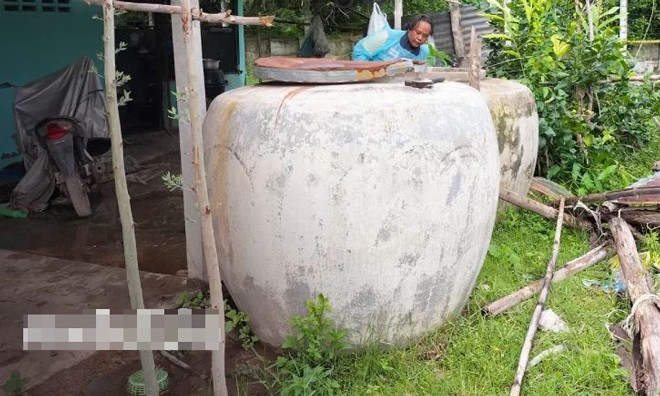 Thay chum nuoc co mau do la, nguoi dan phat hien vu an mang