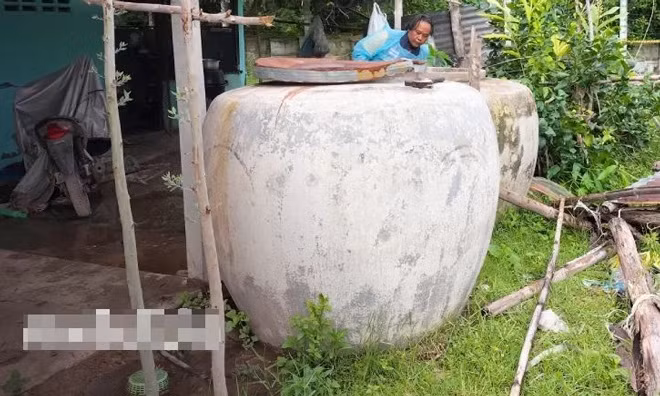 Thay chum nuoc co mau do la, nguoi dan phat hien vu an mang