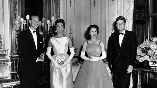 Nữ hoàng Elizabeth II gặp Tổng thống Mỹ John F. Kennedy và phu nhân Jacqueline Kennedy tại Cung điện Buckingham năm 1961.