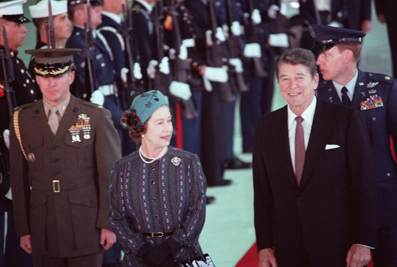 Ngày 23/2/1983, Nữ hoàng Elizabeth đứng cùng Tổng thống Ronald Reagan trong buổi lễ chúc mừng chuyến thăm của bà tới Santa Barbara, California.