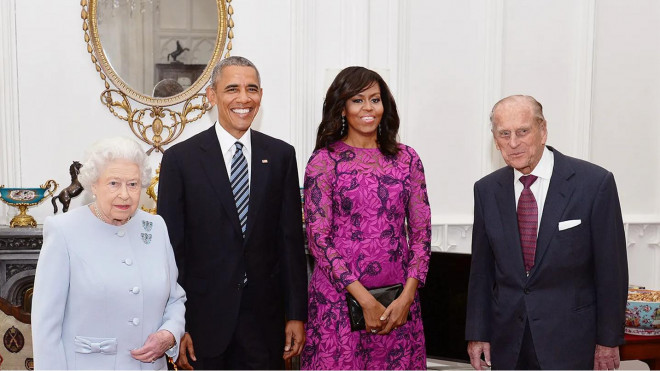 Nữ hoàng Elizabeth II và Hoàng thân Philip tiếp vợ chồng Tổng thống Barack Obama vào tháng 4/2016.