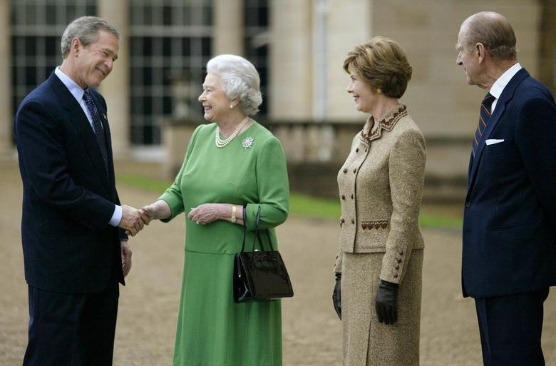 Nữ hoàng Elizabeth chào tạm biệt Tổng thống George W. Bush và đệ nhất phu nhân Laura Bush tại Cung điện Buckingham ở London vào ngày 21/11/2003.