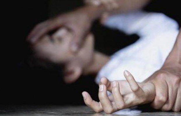 Di an toi voi dong nghiep, co gai roi vao bay cua “yeu rau xanh”