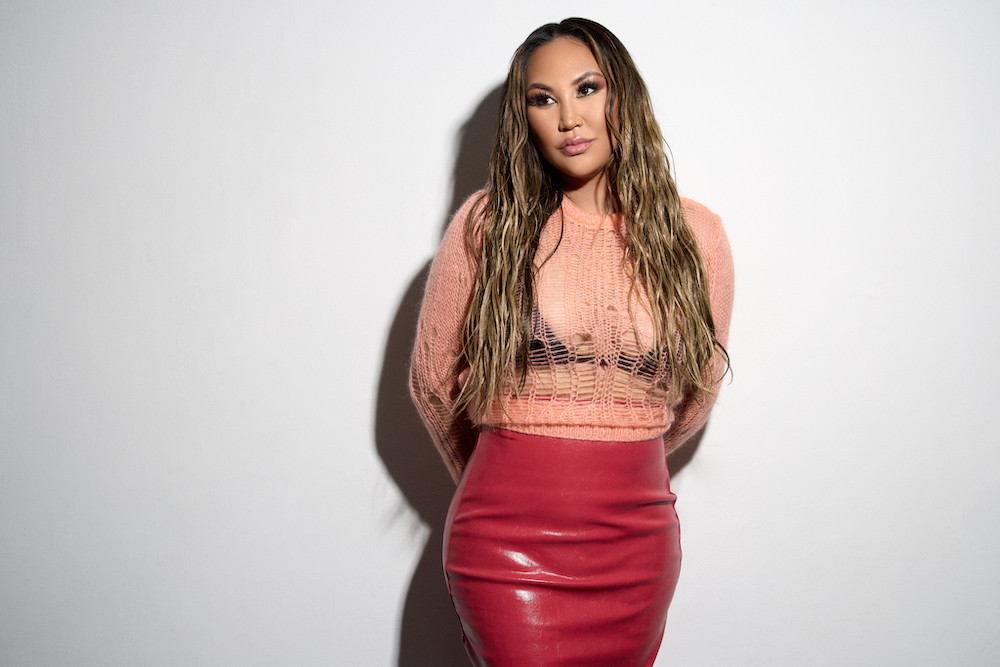 Sinh ra trong gia đình giàu có, Dorothy sở hữu cuộc sống mà bất cứ cô gái nào cũng phải ao ước, du lịch vòng quanh thế giới, sở hữu phi thuyền, phi cơ riêng hay những món đồ hiệu đắt đỏ là quá bình thường với cô nàng.