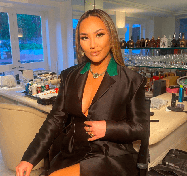 Trước đó, Dorothy Wang từng góp mặt trong loạt phim truyền hình thực tế Rich Kids of Beverly Hills, Famously Single, Fetch Me a Date.