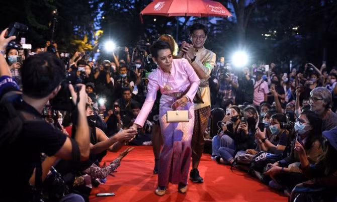 Mac do giong Hoang hau Thai Lan, co gai bi phat 2 nam tu