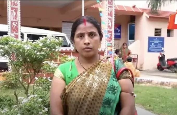 Nguoi chong lua vo vao vien mo de trom mot qua than dem ban