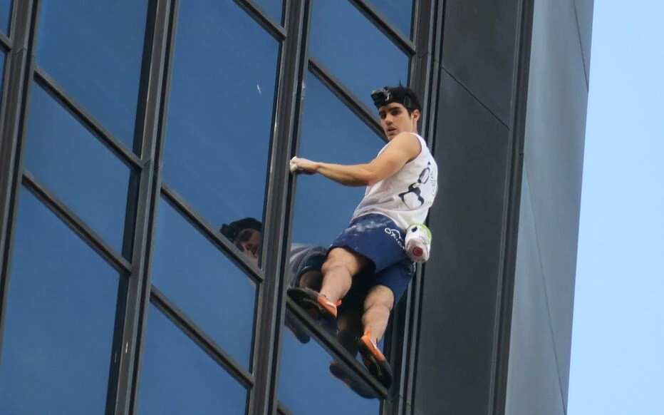 “Nguoi nhen” ngoai doi thuc tay khong leo len toa nha cao 122m