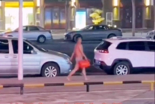 Chia tay ban gai “doi qua”, nguoi dan ong coi tra het y phuc