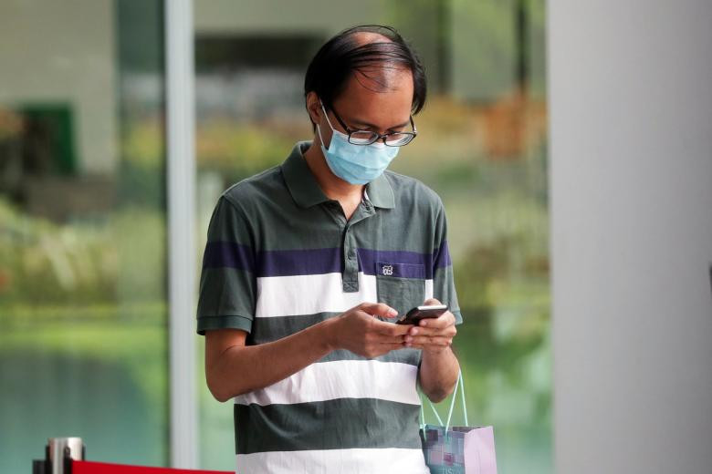 Dat camera quay len trong nha ve sinh nu, sep lon linh an tu