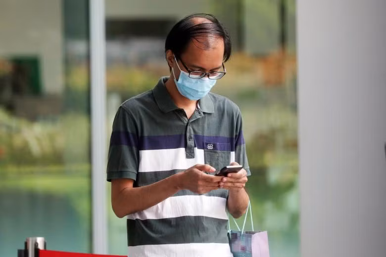 Dat camera quay len trong nha ve sinh nu, sep lon linh an tu