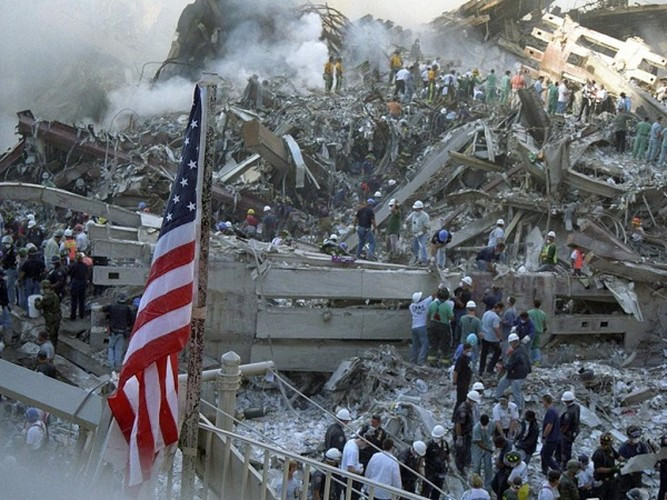 Tòa WTC-2 bị sụp đổ hồi 09 giờ 59 phút, sau 56 phút bốc cháy và tòa WTC-1 bị sụp đổ hồi 10 giờ 28 phút, sau 102 phút bốc cháy. Thiệt hại về tài sản và cơ sở vật chất ít nhất là 10 tỷ USD. Ảnh: Herald Sun.