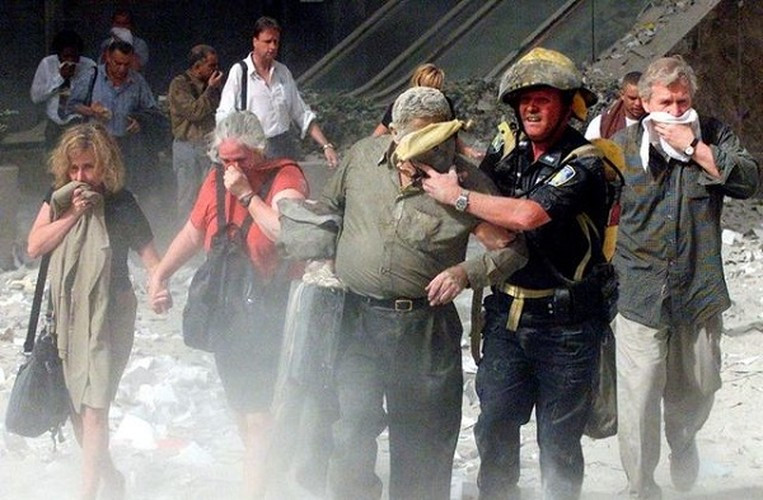 Vụ khủng bố kinh hoàng khiến gần 3.000 người thiệt mạng và khoảng 6.000 người khác bị thương. Cho đến hiện tại, vô số người sống và làm việc gần khu vực xảy ra vụ khủng bố đã tử vong vì ung thư hoặc gặp các vấn đề khác về sức khỏe. Ảnh: usnews.