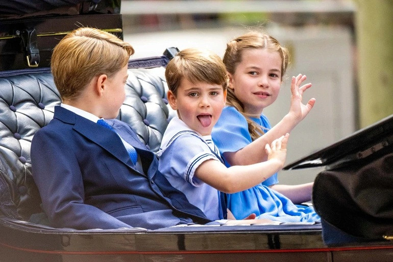 Hoàng tử Louis còn hồn nhiên lè lưỡi trêu phóng viên ảnh khi ngồi trên xe ngựa tham gia lễ diễu hành.