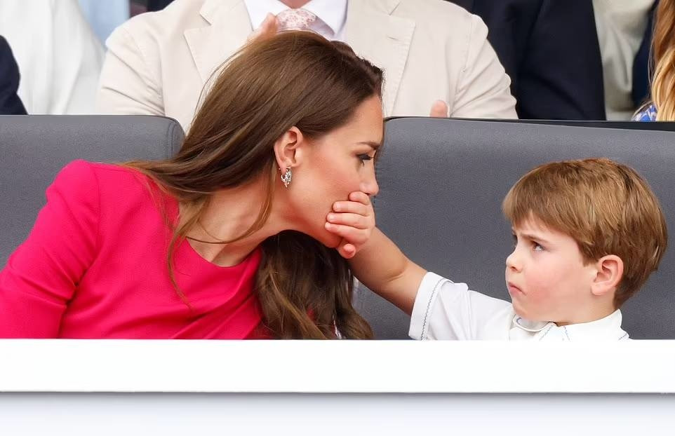 Cậu út nhà Hoàng tử William còn lấy tay che miệng Công nương Kate như muốn ngăn mẹ nói điều gì đó.