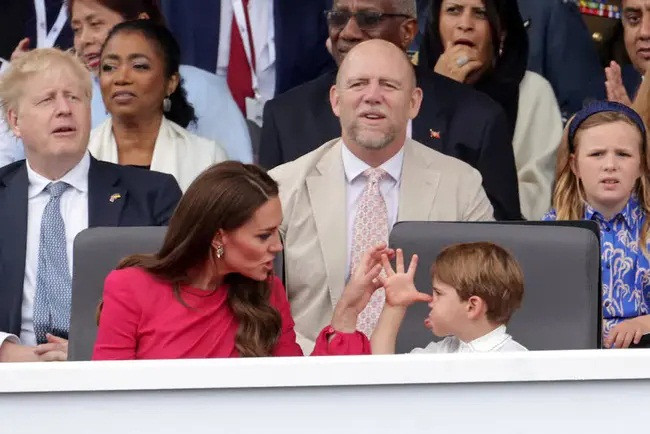 Dường như chán khi phải ngồi một chỗ, cậu bé liên tục quay sang phía Kate, có lúc làm động tác vẫy mũi trêu đùa.