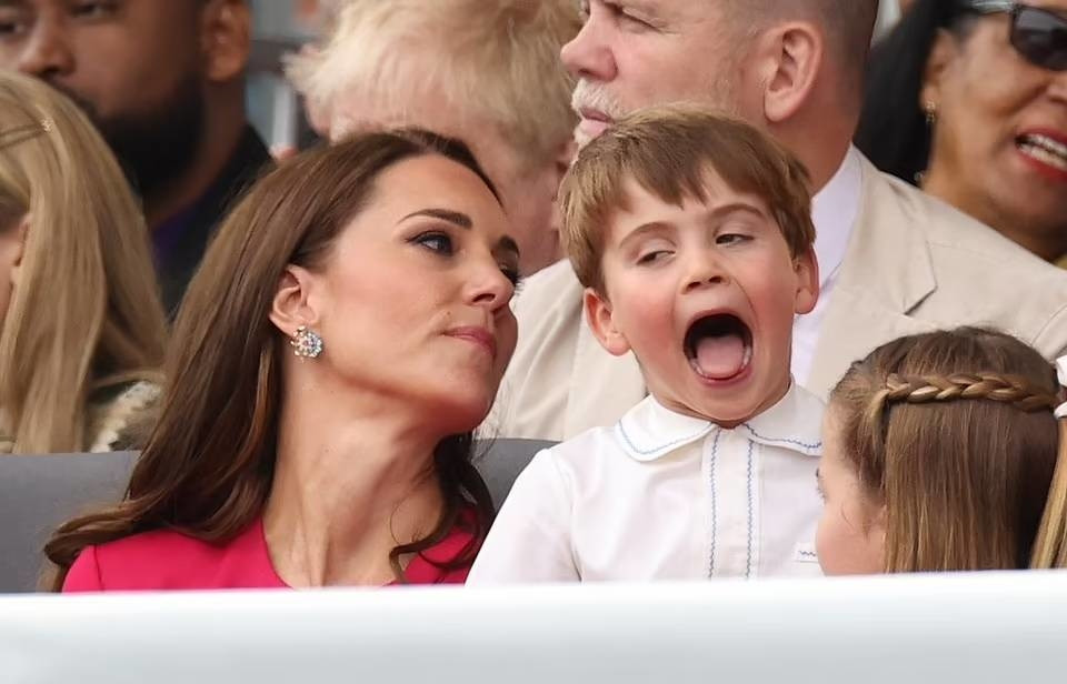 Thêm một biểu cảm nghịch ngợm khác của Louis khi ngồi giữa mẹ và chị gái, Công chúa Charlotte. Ảnh: AP, PA, Page Six.