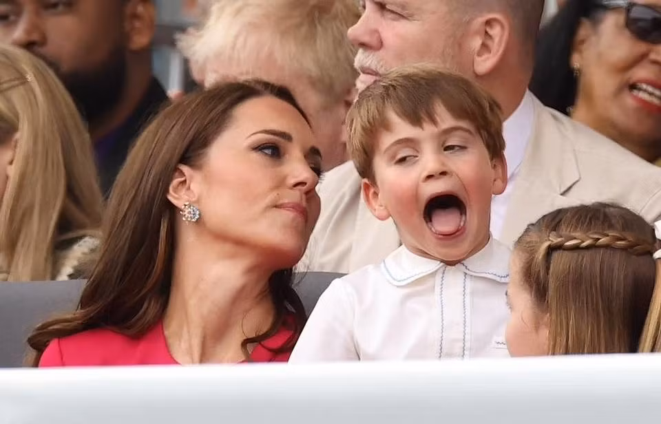 Thêm một biểu cảm nghịch ngợm khác của Louis khi ngồi giữa mẹ và chị gái, Công chúa Charlotte. Ảnh: AP, PA, Page Six.