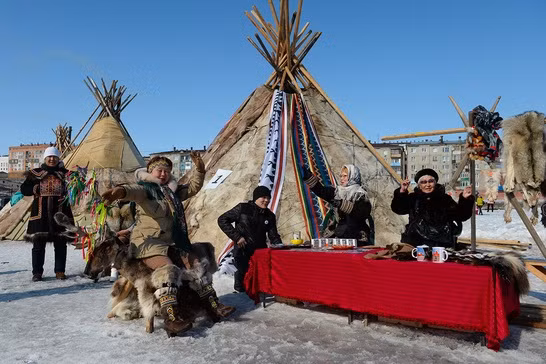 6. Dolgans: Đây là một dân tộc Thổ Nhĩ Kỳ sống ở Taimyr và Yakutia (nhóm dân tộc Turkic ở cực bắc trên thế giới). Họ sống trong các khu định cư ở Bắc Cực và đi đánh cá.