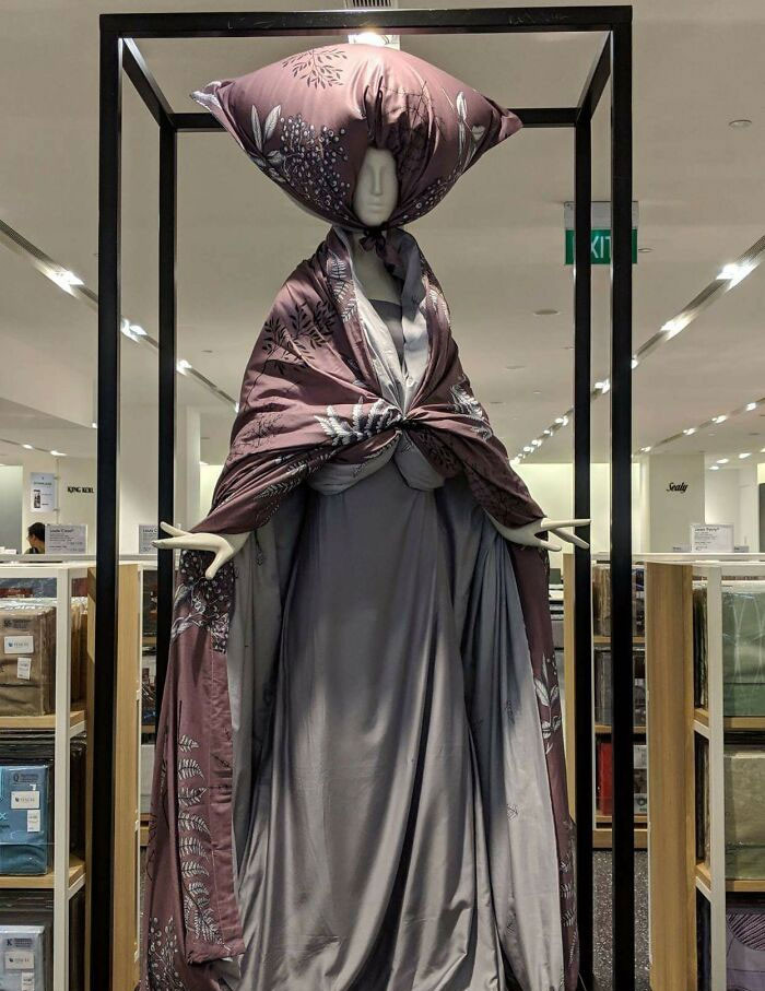 Những con ma-nơ-canh thần thái “khó đỡ” khiến người xem bật cười - Hình 2 Nhung con ma-no-canh than thai “kho do” khien nguoi xem bat cuoi-Hinh-2