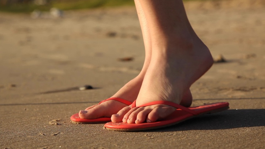 Tây Ban Nha: Đi dép tông hoặc bất kỳ loại dép nào không có dây buộc quanh mắt cá chân là bất hợp pháp ở Tây Ban Nha. Điều luật này cũng cấm cả việc lái xe bằng chân trần.