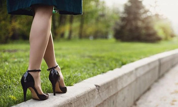 Athens, Hy Lạp: Một trong những điều luật lạ đời ở Athens là cấm đi giày cao gót. Khi tham quan các các di tích cổ kính như Acropolis hoặc Parthenon, việc đi giày cao gót là bất hợp pháp vì chính quyền e ngại rằng gót giày sẽ ảnh hưởng đến kiến trúc.