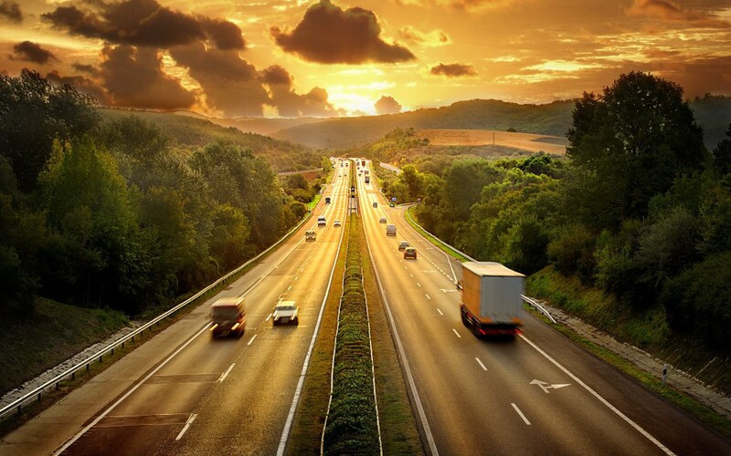 Đức: Việc hết xăng khi đang lái xe trên Autobahn - một trong những hệ thống đường cao tốc hiện đại nhất thế giới - được xem là vi phạm pháp luật. Điều luật này ra đời sau những vụ tai nạn liên hoàn trên đường cao tốc chỉ vì không kiểm tra bình xăng. Ngoài ra, bạn có thể bị phạt vì dừng xe mà không có lý do chính đáng.