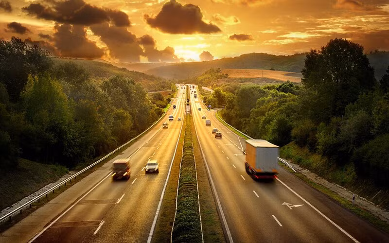 Đức: Việc hết xăng khi đang lái xe trên Autobahn - một trong những hệ thống đường cao tốc hiện đại nhất thế giới - được xem là vi phạm pháp luật. Điều luật này ra đời sau những vụ tai nạn liên hoàn trên đường cao tốc chỉ vì không kiểm tra bình xăng. Ngoài ra, bạn có thể bị phạt vì dừng xe mà không có lý do chính đáng.