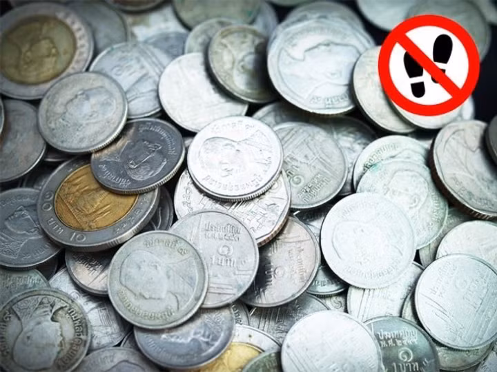 Thái Lan: Hành vi giẫm chân lên tiền xu hay tiền giấy ở Thái Lan có thể bị phạt ngồi tù. Bởi vì tiền Thái Lan có hình ảnh nhà vua của nước này và việc giẫm lên chúng bị coi là xúc phạm hoàng gia.