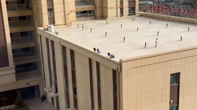 Doan video quay canh tre nho truot patin tren san thuong gay soc