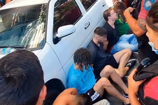 Co gai tre bi cuong hiep tap the tren xe hoi giua ban ngay