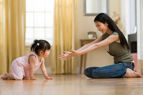 Dua con gai 3 tuoi di kham, bac si yeu cau goi canh sat