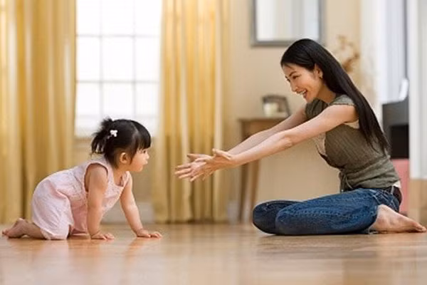 Dua con gai 3 tuoi di kham, bac si yeu cau goi canh sat