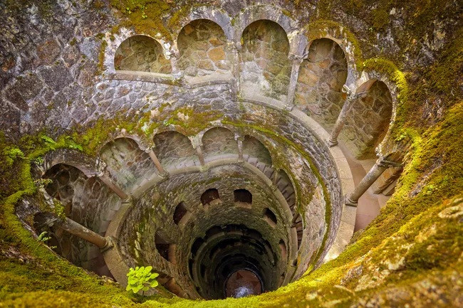 5. Giếng Quinta da Regaleira ở Bồ Đào Nha: Mặc dù trông có vẻ như một cái giếng khổng lồ nhưng thực chất nó là một ngôi nhà lớn kiểu gothic, được xây dựng công phu, bao gồm đường hầm, hang động. Nơi này đã bị bỏ hoang trong nhiều năm nhưng hiện được UNESCO công nhận là Di sản Thế giới.