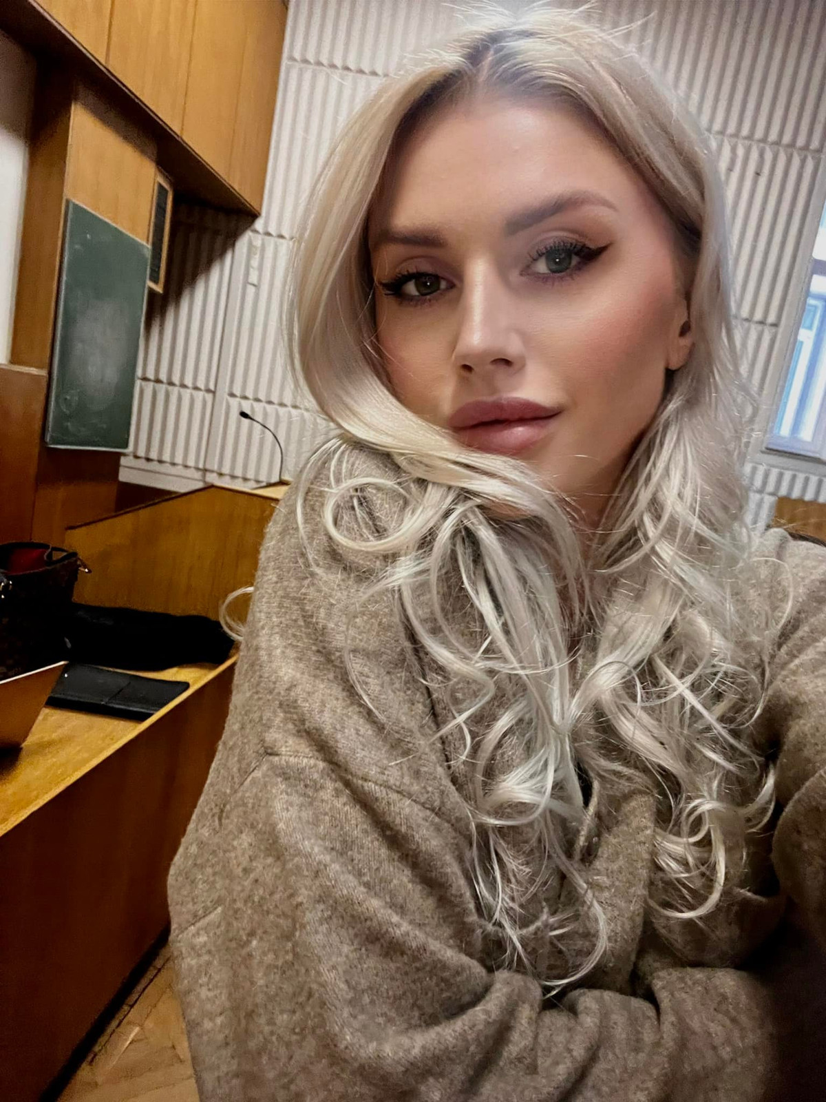 Thông tin trên trang web của Bộ Chính sách Xã hội Ukraine tiết lộ, cô Sergeeva chưa từng làm việc trong cơ quan hành chính. Sergeeva theo học trường Đại học Quốc gia Taras Shevchenko (Kiev).