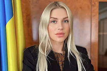 Năm 2019, cô tốt nhận bằng thạc sĩ về báo chí. Năm 2021, Sergeeva có bằng cử nhân luật. Hiện Sergeeva đang học Tiến sĩ báo chí tại Đại học Quốc gia Taras Shevchenko.