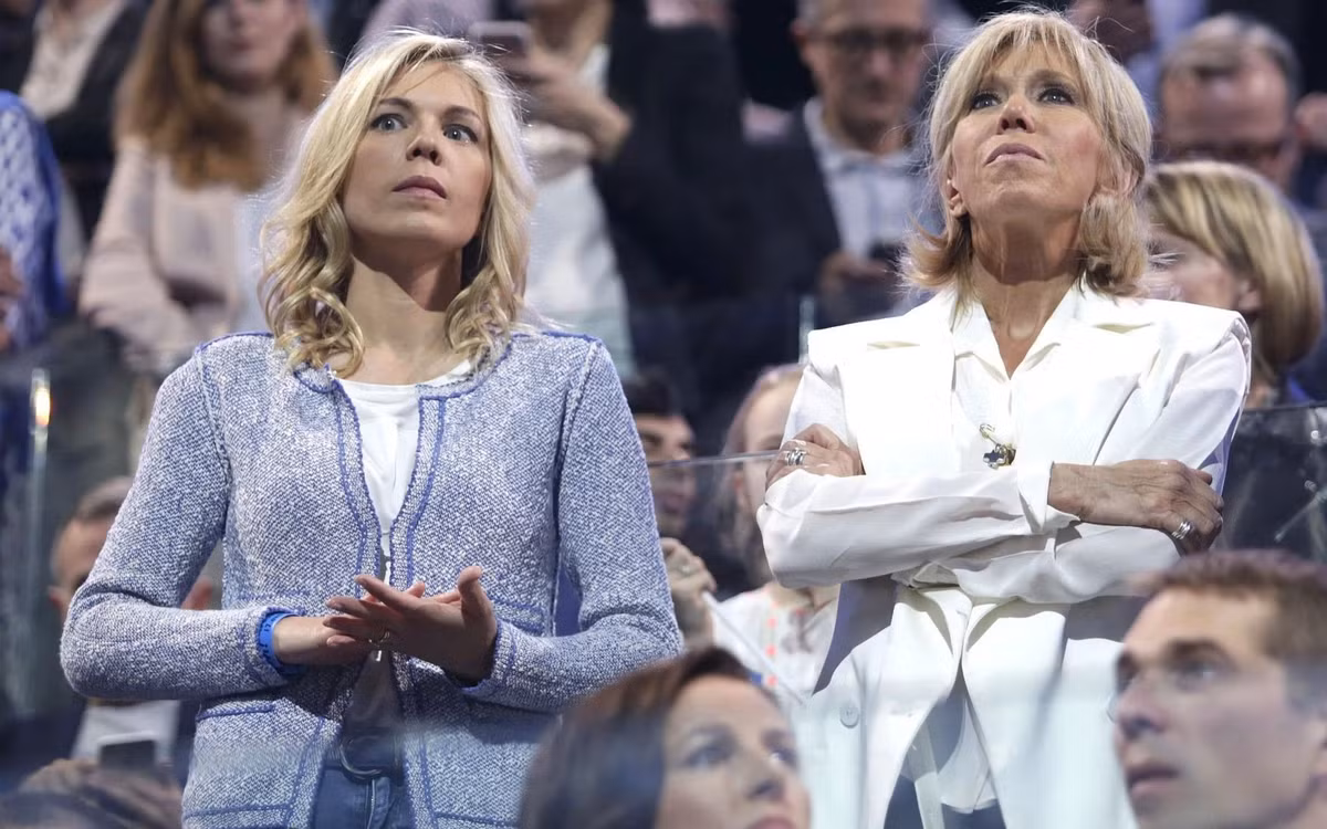 Laurence sinh năm 1977 được nhận xét là một cô bé rất xinh đẹp, xinh nhất trong số 3 anh chị em. Cô được bố mẹ nuôi dạy rất cẩn thận và cho vào trường học nơi mẹ giảng dạy.