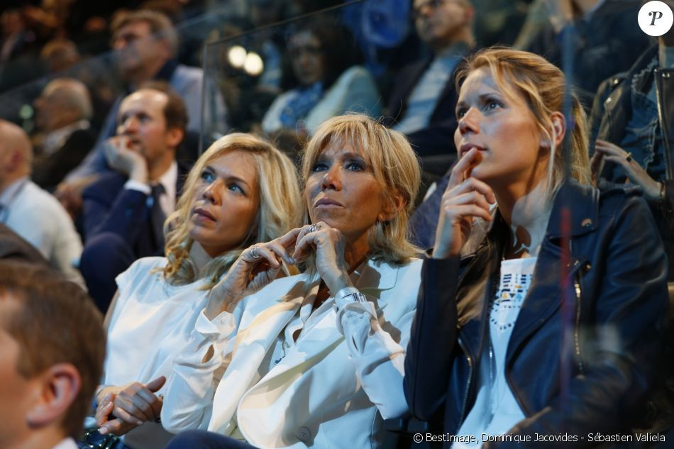 Trước khi kết hôn với Tổng thống Emmanuel Macron, Đệ nhất phu nhân Pháp Brigitte đã có một đời chồng và 3 đứa con, trong đó cô con gái Laurence Auzière-Jourdan sinh cùng năm và cũng là bạn học với cha dượng Macron.