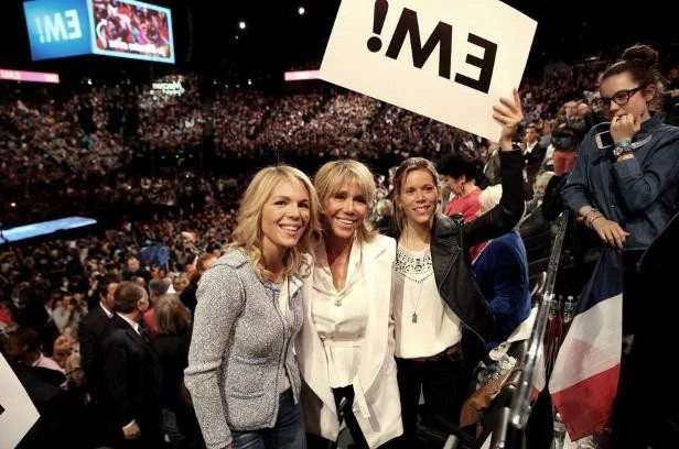 Hình ảnh 3 mẹ con hồi hộp dõi theo những chặng đường tranh cử của ông Emmanuel Macron đủ để thấy sự gắn bó, thân thiết giữa các thành viên trong gia đình của Tổng thống Pháp. Ảnh: AP, Getty.