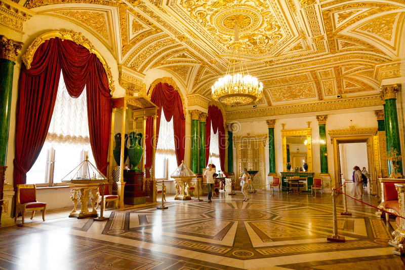 Người ta đã ước tính rằng nếu như bạn dành thời gian một phút để ngắm một hiện vật trưng bày ở cung điện Mùa Đông thì bạn phải dành hết 8 năm mới chiêm ngưỡng hết toàn bộ hiện vật.