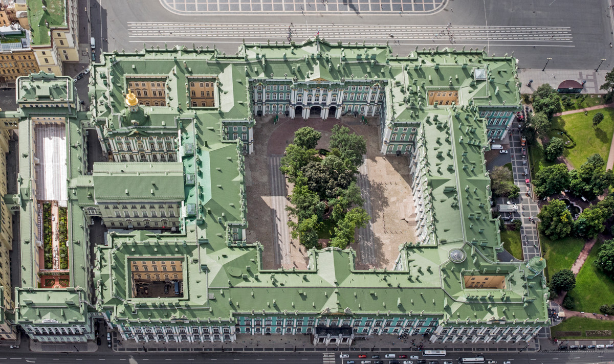 Cung điện Mùa Đông được xây dựng theo lệnh của hoàng hậu Elizabeth, theo phong cách nghệ thuật Baroque với màu ngọc bích.