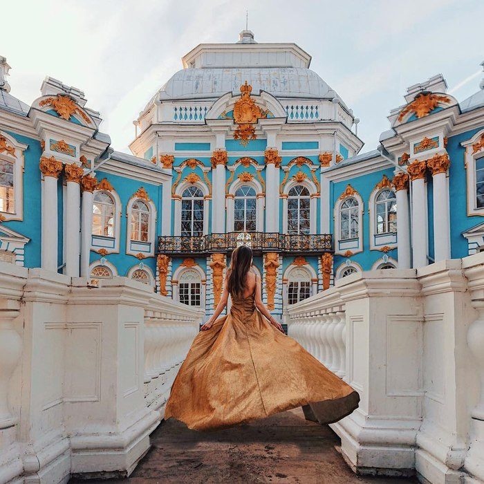 Cung điện Mùa Đông gói gọn trong một khoảng sân hình tứ giác, trang trí theo cách giống như vách ngoài. Mặt tiền bên ngoài hướng ra khoảng không gian chung rộng lớn, là hạng công trình bề thế nhất trên thế giới.