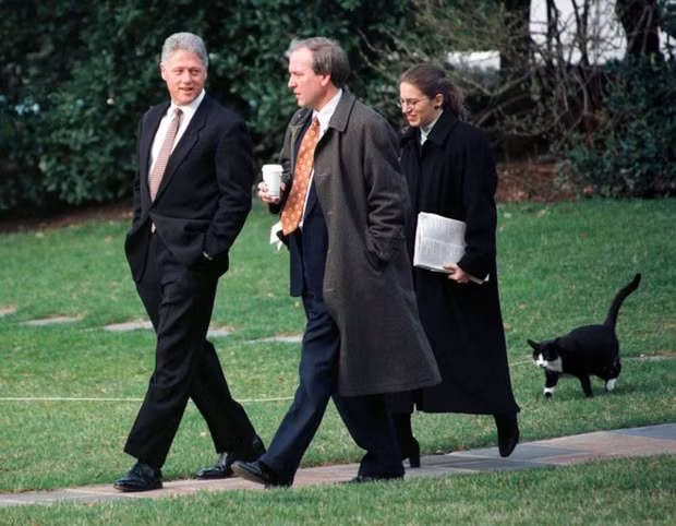 Tổng thống Bill Clinton còn nuôi chú mèo tên Socks. Con mèo đi tha thẩn đi sau vị Tổng thống trên bãi cỏ Nhà Trắng ngày 6/3/1997.