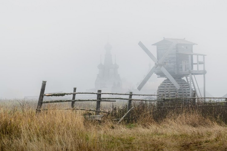 Kimzha từng nổi tiếng với 10 chiếc cối xay gió gỗ, tuy nhiên ngày nay chỉ còn lại 2 chiếc. Ảnh: RBTH.