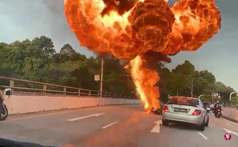 Soc canh xe may no nhu bom tren duong cao toc