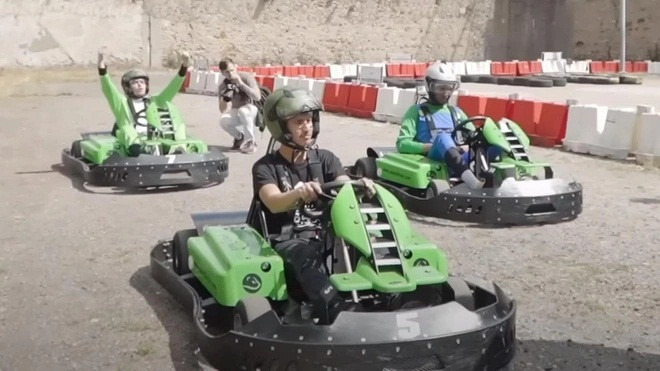 Bo Tu phap Phap bi len an vi cho tu nhan dua xe trong tu