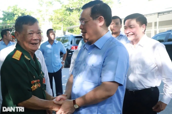 Chu tich Quoc hoi tham cuu chien binh, me Viet Nam anh hung