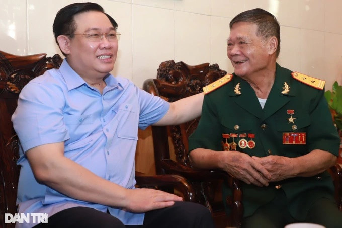 Chu tich Quoc hoi tham cuu chien binh, me Viet Nam anh hung-Hinh-2