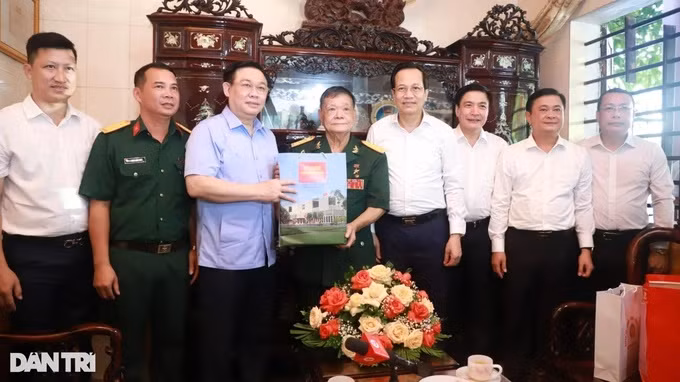 Chu tich Quoc hoi tham cuu chien binh, me Viet Nam anh hung-Hinh-3